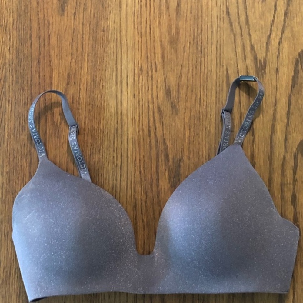 Victoria’s Secret 32D Never worn.  EUC